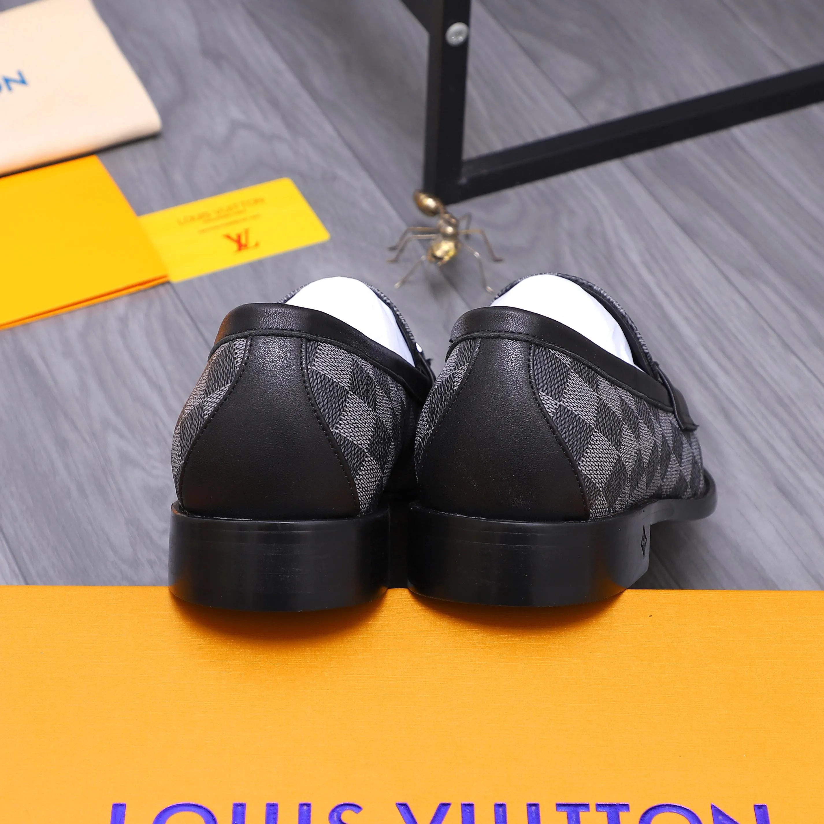 Men's shoes 💰660 Product trademark: LV [Louis Vuitton] business casual slip-on leather shoes, regular size. Size: 39-44 (38.45 custom-made, non-returnable) Product materials: Selected classic plaid upper, cowhide lining, original outsole